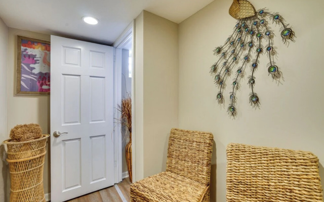 8 Mi to Downtown: Convenient Minneapolis Home