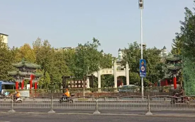 Qingfeng Bailu Hotel (Zhengzhou Chengdong Road Confucian Temple Subway Station)