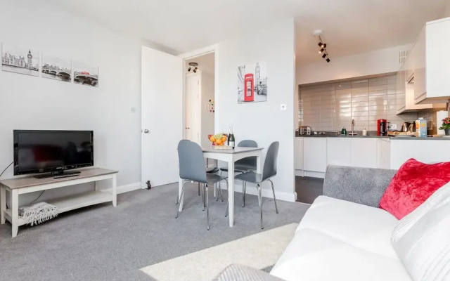 Stylish Riverview Apt with Roof Terrace