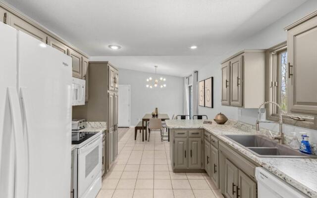 Charming Getaway near Tweety Bird Trail Backyard