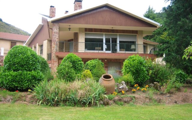 House With 4 Bedrooms in Pradoluengo, With Wonderful Mountain View and Enclosed Garden