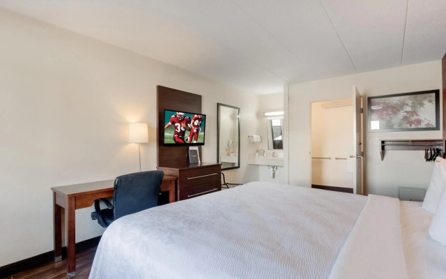 Super 8 by Wyndham Deerfield/Northbrook