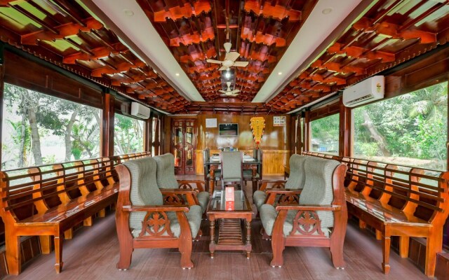 OYO 13525 HouseBoat My Trip Deluxe 3 BHK Private