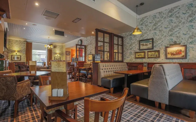 Norfolk Arms Hotel