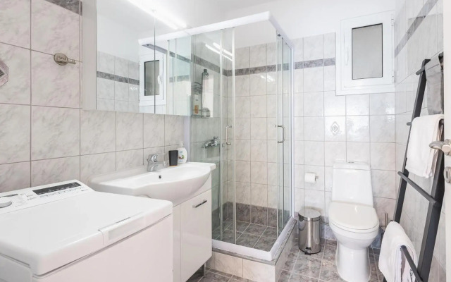 2 stops to Acropolis - Free Cancellation - Terrace