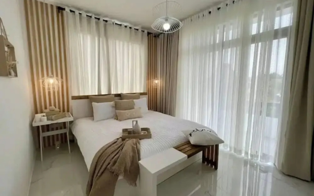 Apt - Sleeps 4 - Balcony - Pool - Parking
