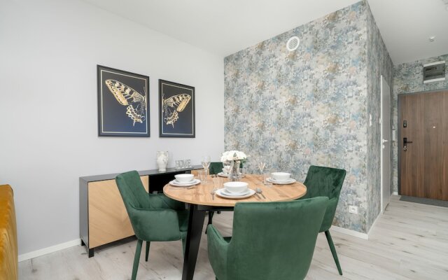 Apartment With Desk in Poznan by Renters