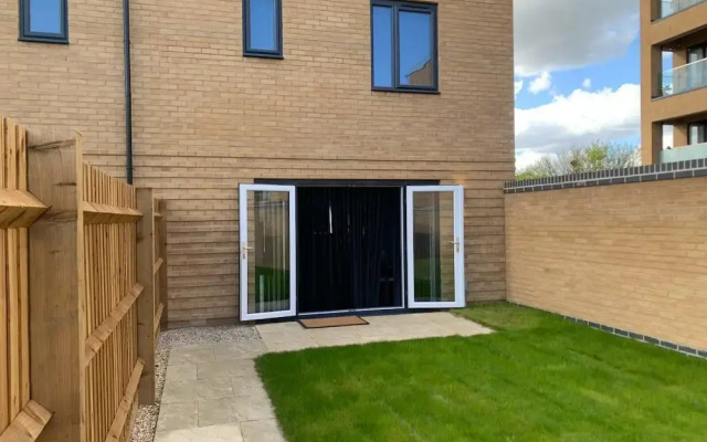 Brand New Entire 4 Bed House/multiple Parking