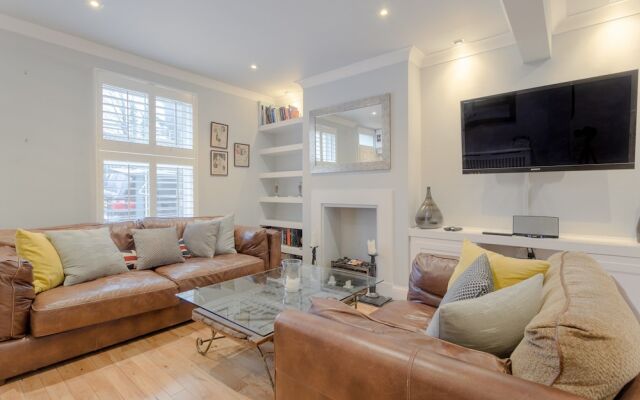 Stunning 2 Bedroom 2 Storey House in Battersea