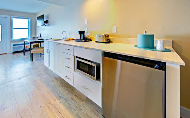 Commander Hotel & Suites