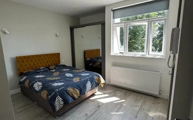 Second Av Flat 4, Hendon London