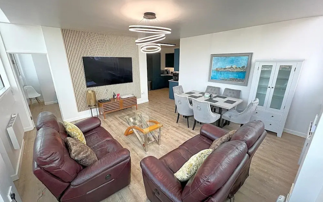 City Centre - Sleeps 4 & Free Parking