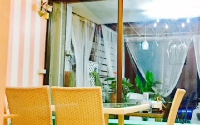 Bann Banburee Hostel & Cafe