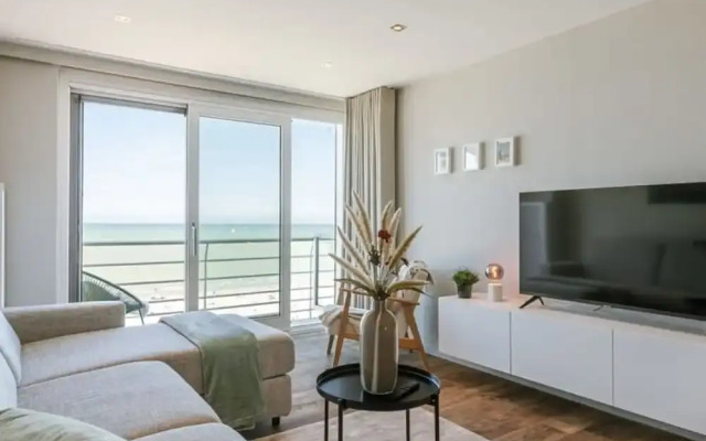 Cosy Apartment With Frontal Seaview