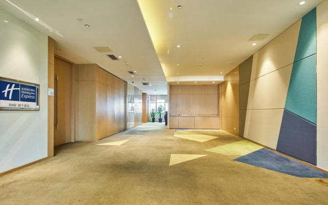 Holiday Inn Express Shanghai Zhenping by IHG