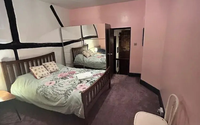 Gloucester - 2 Bed House - Sleeps 7 - Pet Friendly