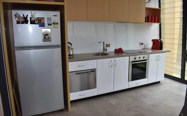 Spacious 1 Bedroom Apartment in the Heart of Melbourne's CBD