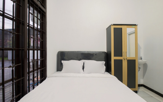 OYO 3467 White Residence