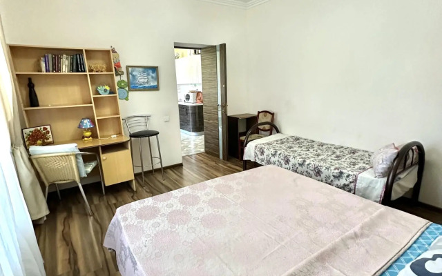 Апартаменты двухкомнатные на улице Шаумяна, 1