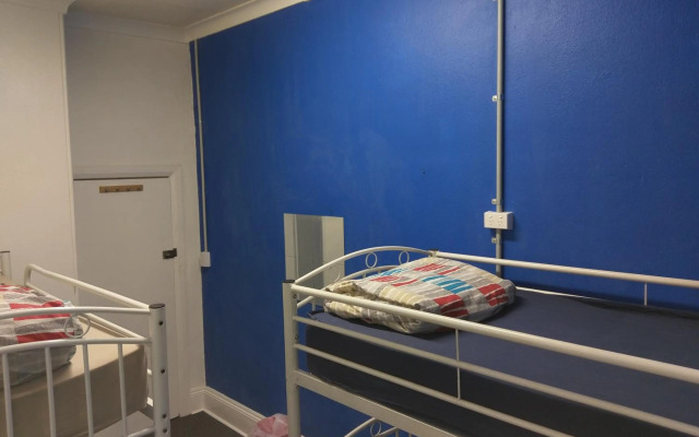 Adelaide Travellers Inn - Hostel