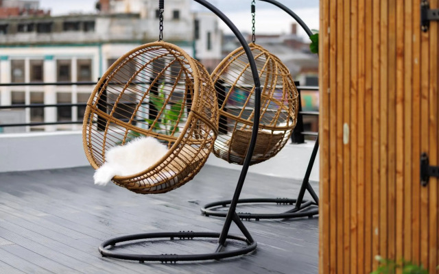 Air Host and Stay - 44 Renshaw