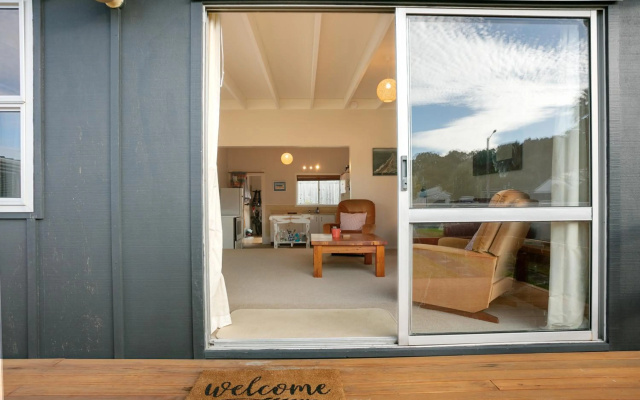 Clara's Togs and Towels - Waihi Accommodation - Bachcare NZ — hotel in Waihi Beach