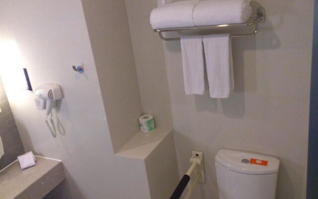 Q Box Hotel (Former Holiday Inn Express Meilong)