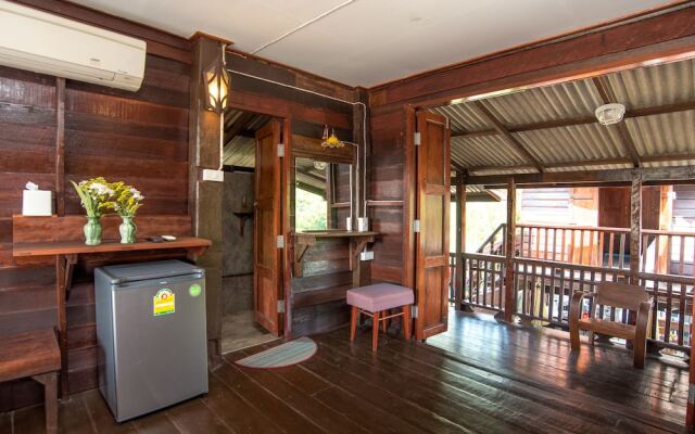 Boon Home Stay Arts and Crafts