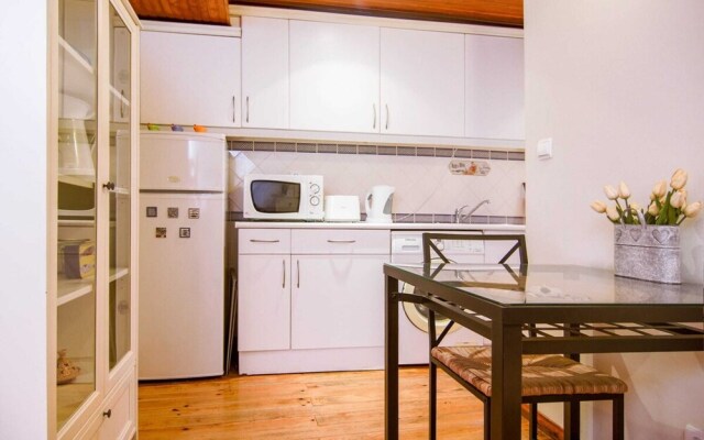 Traditional 1 Bedroom Apartment In Sleepy Alfama