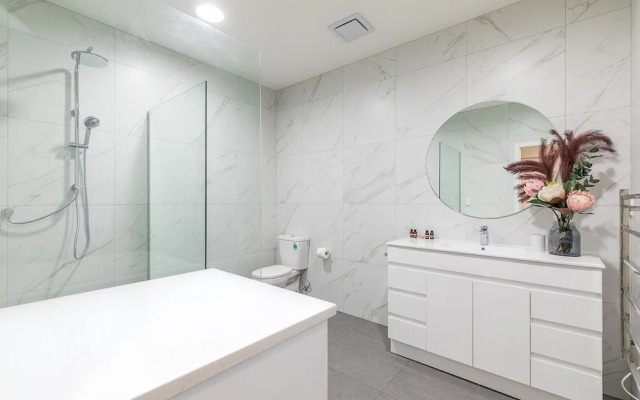 Zodiak Central 2 BR Apt Free Parking Gym