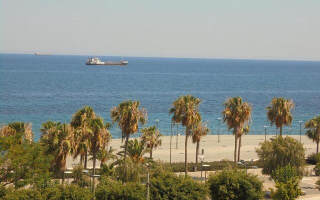 Kermia Court - Beach-front, modern 2 bedroom -sleeps 6