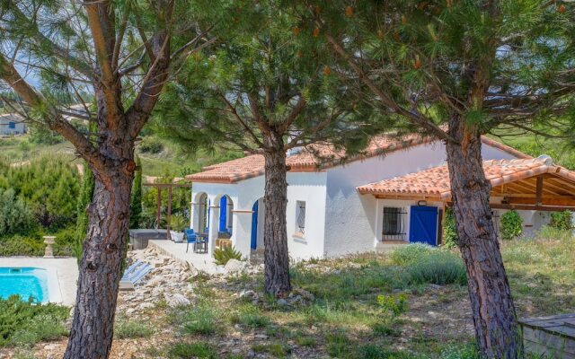 Luxurious Villa in Camplong With Jacuzzi