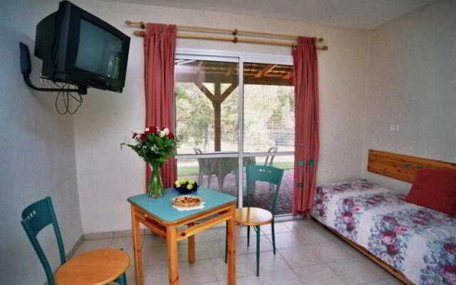 Shaar Hagolan Kibbutz Country Lodging