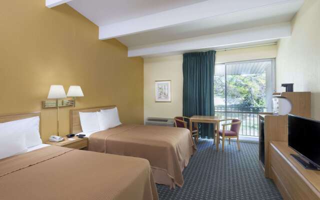 Howard Johnson by Wyndham Newburgh/West Point