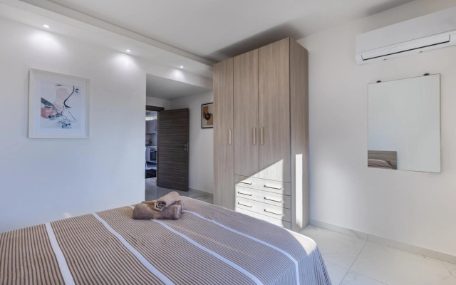 STYLISH 2-Bedroom Penthouses - Terrace with Views