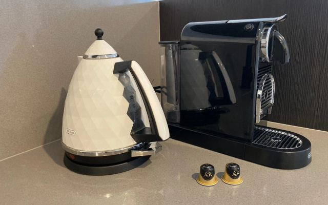 Midnight Luxe 1 BR Executive Apartment in the heart of Braddon Pool Sauna Secure Parking Wine WiFi Netflix – Guest Rooms – Braddon