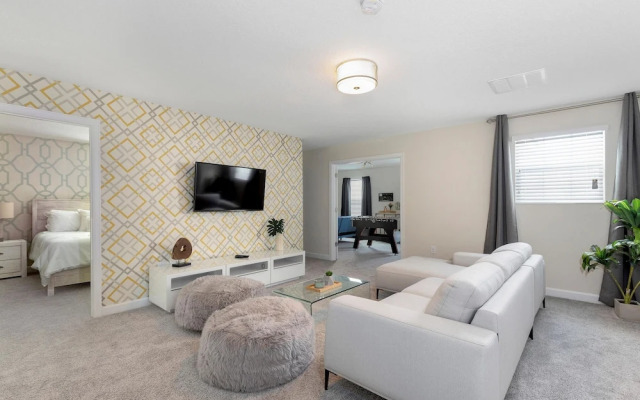 1509 MC - Exquisite 8BR Villa With Pool & Games