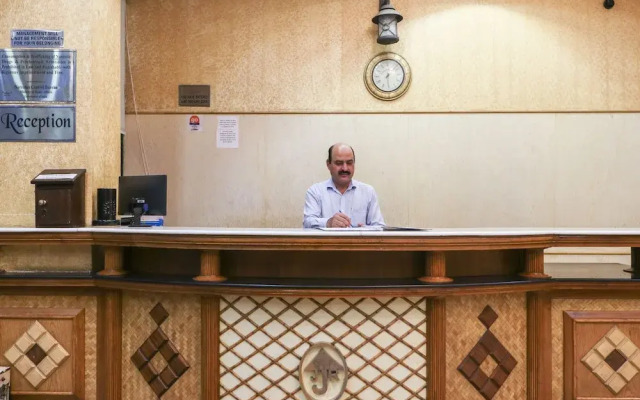 Capital O 5439 Hotel Shiraaz