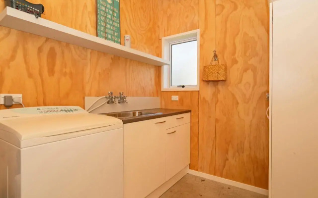Sundaze Escape - Cooks Beach Holiday Home