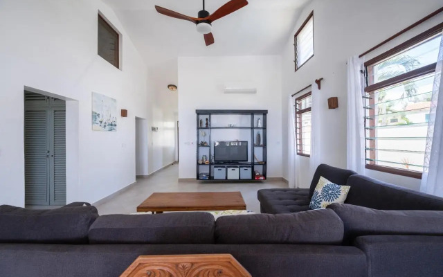 Oasys House - Beautiful Private Beach Front Home