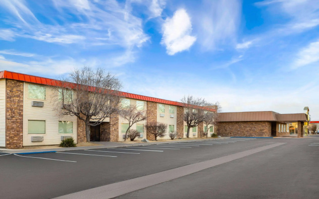 Super 8 by Wyndham Fallon