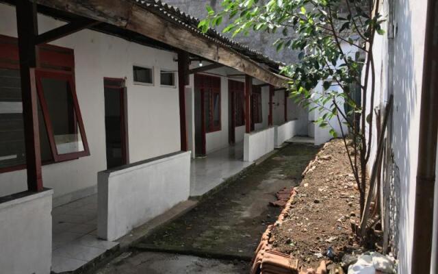 Tambak Bayan Guesthouse by ZUZU
