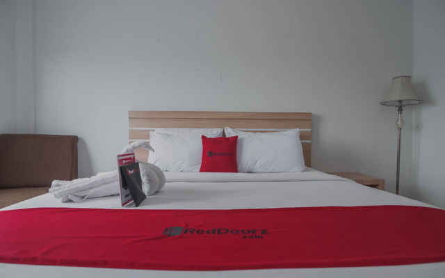 RedDoorz near Hermes Place Polonia Medan – Guest Rooms – Medan