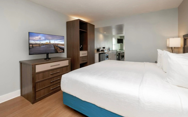 Commander Hotel & Suites