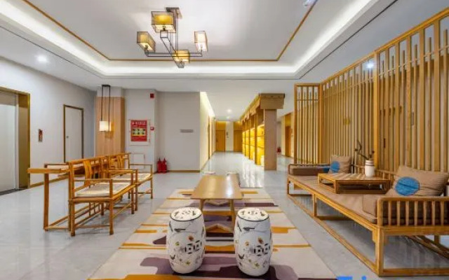 Yueju Hotel (Xinyang High-speed Railway East Station Daxin Plaza)