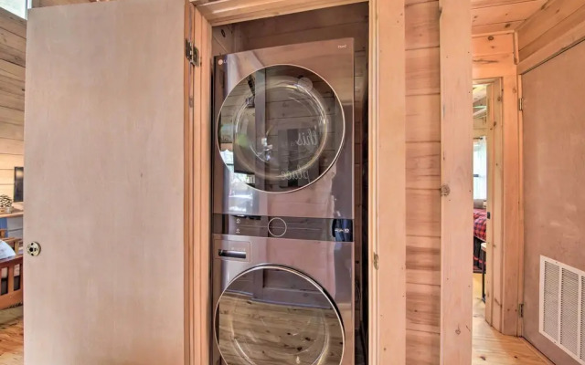 Treetop Hideout w/ Long-range Mountain Views!