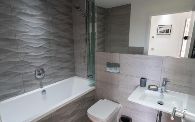 Apartment 3 Waterstone House - Sea Front Apartment Hot Tub