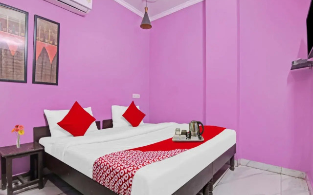OYO Flagship 70237 Cozy Stay Deluxe