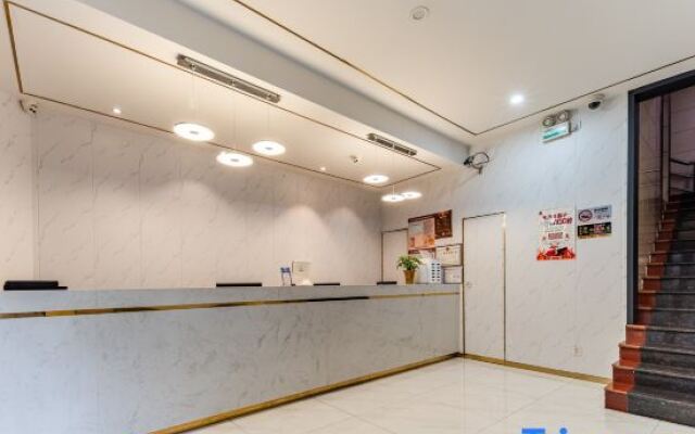 Qingzhu Hotel (Shanghai Nanjing East Road The Bund Subway Station)