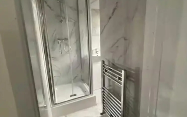 2 bed Sunny London Apartment - Sleeps 4 & Parking